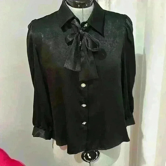 Zara blouse with pearl buttons, crop sleeves and necktie - Picture 1 of 2